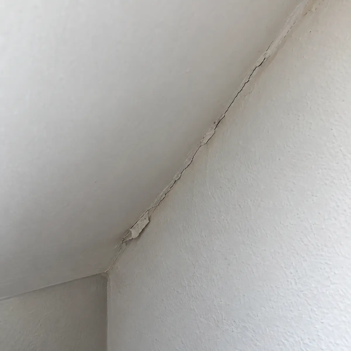 Pęknięta spoina na styku skosu z pionową ścianą poddasza